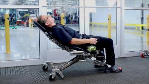मानव लहरा यांत्रिकी कुर्सी आपको घुटने और पीठ की चोटों से बचने में मदद कर सकती है