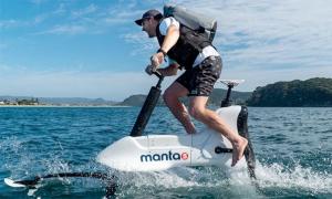 La bicicleta eléctrica de hidroala Manta5 replica la experiencia de andar en bicicleta en el agua