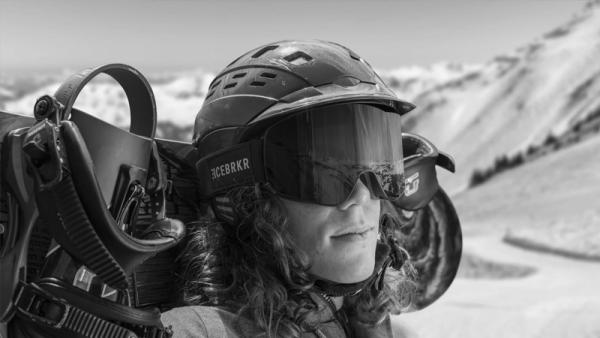Лыжная маска IceBRKR со звуком костной проводимости незаменима для зимних видов спорта.